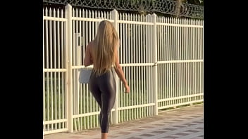 Loira de latex mostra suas curvas perfeitas ao andar na cidade conhecida como jacqueline