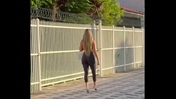 Loira de latex mostra suas curvas perfeitas ao andar na cidade conhecida como jacqueline Loira de latex mostra suas curvas perfeitas ao andar na cidade conhecida como jacqueline