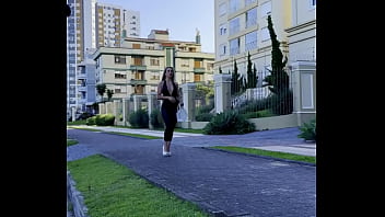 Loira de latex mostra suas curvas perfeitas ao andar na cidade conhecida como jacqueline