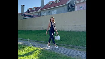 Loira de latex mostra suas curvas perfeitas ao andar na cidade conhecida como jacqueline