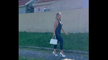 Loira de latex mostra suas curvas perfeitas ao andar na cidade conhecida como jacqueline