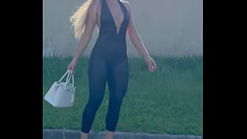 Loira de latex mostra suas curvas perfeitas ao andar na cidade conhecida como jacqueline