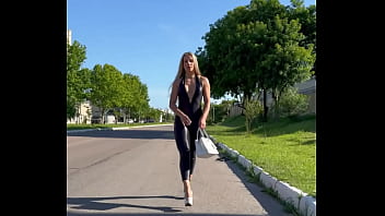 Loira de latex mostra suas curvas perfeitas ao andar na cidade conhecida como jacqueline