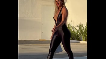 Loira de latex mostra suas curvas perfeitas ao andar na cidade conhecida como jacqueline