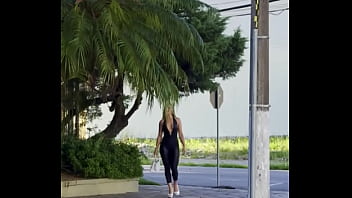 Loira de latex mostra suas curvas perfeitas ao andar na cidade conhecida como jacqueline