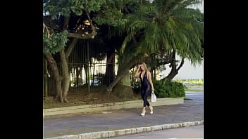 Loira de latex mostra suas curvas perfeitas ao andar na cidade conhecida como jacqueline