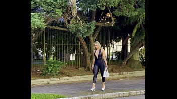 Loira de latex mostra suas curvas perfeitas ao andar na cidade conhecida como jacqueline