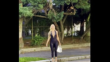 Loira de latex mostra suas curvas perfeitas ao andar na cidade conhecida como jacqueline