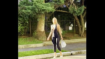 Loira de latex mostra suas curvas perfeitas ao andar na cidade conhecida como jacqueline