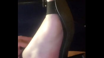 Gostosa dançando até ficar nua e gozar parte 3