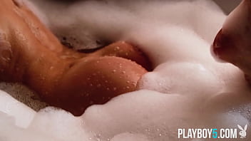 Tight body ukrainian milf model takes a bath and looks super clean