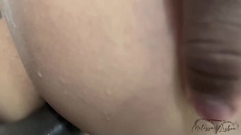 Transando gostoso no chuveiro sentindo cada estocada até ele gozar na minha boca