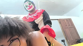 继父在万圣节把继女当妓女！这个变态还假扮她的男朋友，戴着面具操她火辣的继女。