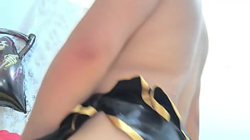 继父在万圣节把继女当妓女！这个变态还假扮她的男朋友，戴着面具操她火辣的继女。