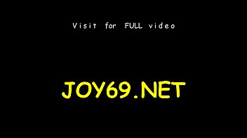 Solo chick toys her pussy