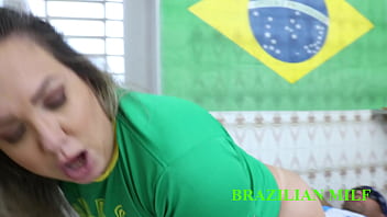 No intervalo do jogo fui na cozinha foder a coroa rabuda brasileira video completo no red sheer
