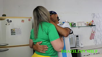 No intervalo do jogo fui na cozinha foder a coroa rabuda brasileira video completo no red sheer