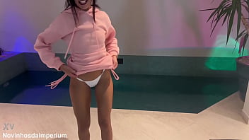 Novinha de moleton da gostoso para comedor e leva gozada na boca