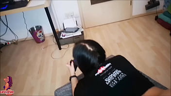 Gamer girl fucked while playing mortal combat
