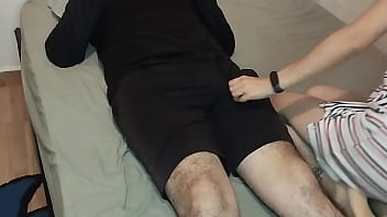 Hermanastra se come toda mi verga para que le ayude con sus trabajos de la universidad