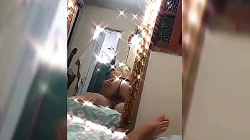 Gostosinha é flagrada em momentos de putaria