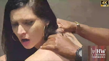 Vazou o video de atriz famosa mamando o garçon pauzudo no banheiro do restaurante dona de casa casada e gostosa vai no restaurante e caiu na labia do negão pauzudo e fode no banheiro