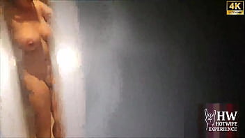 Vazou o video de atriz famosa mamando o garçon pauzudo no banheiro do restaurante dona de casa casada e gostosa vai no restaurante e caiu na labia do negão pauzudo e fode no banheiro