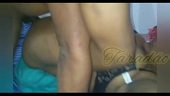 Preta indo leite no cu