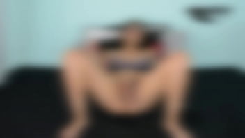 Playing with my dildos until i squirt