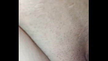 Encuentro a mi hermanastra masturbándose y me deja follarla por mi silencio