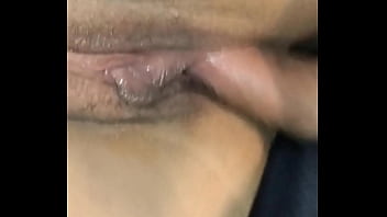 Encuentro a mi hermanastra masturbándose y me deja follarla por mi silencio