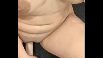 Encuentro a mi hermanastra masturbándose y me deja follarla por mi silencio