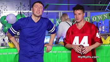 Jay and chad tag teaming the sexy barmaid