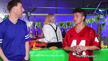 Jay and chad tag teaming the sexy barmaid