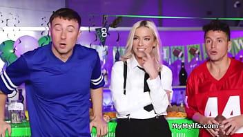 Jay and chad tag teaming the sexy barmaid