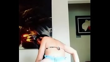 Morena rabuda com shortinho rasgado bdf