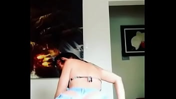 Morena rabuda com shortinho rasgado bdf