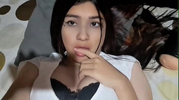 Chica cachonda se masturba con su juguete sexual casero real