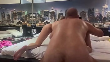 Lá vem um dos momentos que eu mais curto no menage com rodízio de bunda e você comia primeiro a loira ou a