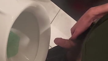 Malikvux urinal selfie vid