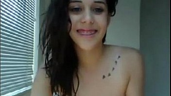 Pretty amateur hottie fingers and toys her cunt in the bath