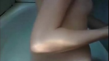 Pretty amateur hottie fingers and toys her cunt in the bath