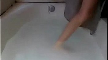 Pretty amateur hottie fingers and toys her cunt in the bath