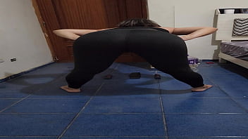 Madura haciendo ejercicio en leggins transparentes