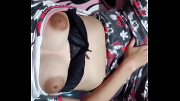 Jovencita de 18 juega con su consolador