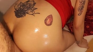 A milf magrinha nunca tinha dado o cuzinho mas no teste do sofá arrasou e até levou uma bela gozada dentro daquele rabo apertado vagninho e holy rubi