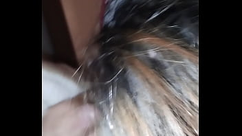 Depois da ruiva chupar muita pica no swing ela leva gozada do marido