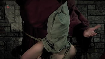 Hexenkuh – Eine Vollbusige Magd Muss Mit Einem Sack über Dem Kopf Auf Einer Bank Knien Während Sie Mit Psychospielen Gestresst Wird Trailer thumbnail