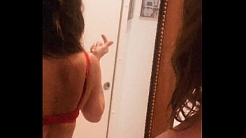 Quand je claque des doigts sois réactif sois à mes pieds sois maniable comme