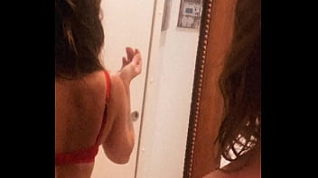 Quand je claque des doigts sois réactif sois à mes pieds sois maniable comme